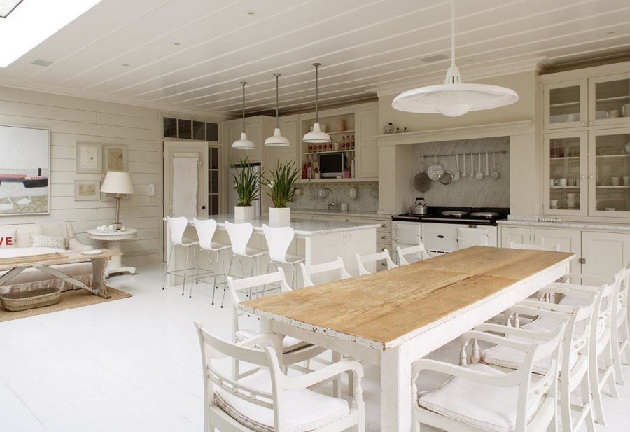 Столовая в деревянном доме в светлых тонах
