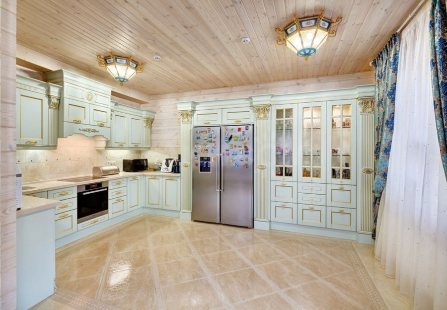 Интерьер кухни в доме из клееного бруса