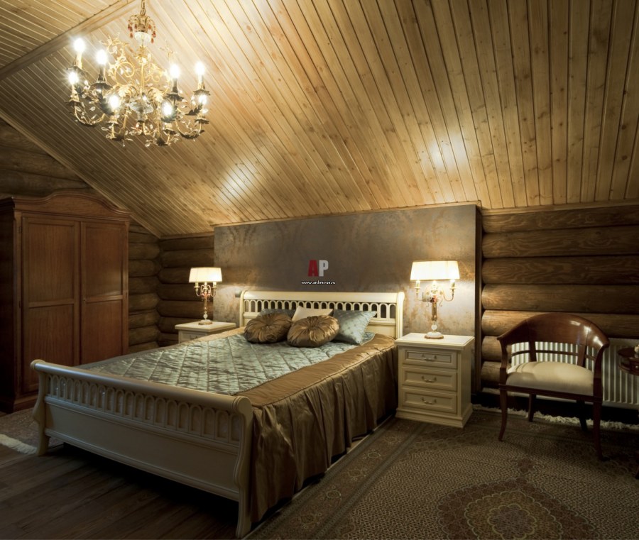 Спальня в бревенчатом доме на мансарде