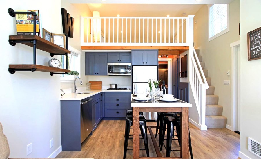 Маленький дачный домик с лофтом