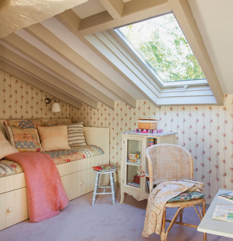 Спальня на мансарде в стиле Прованс