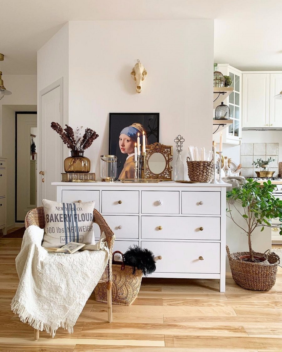 Композиция на комоде в интерьере