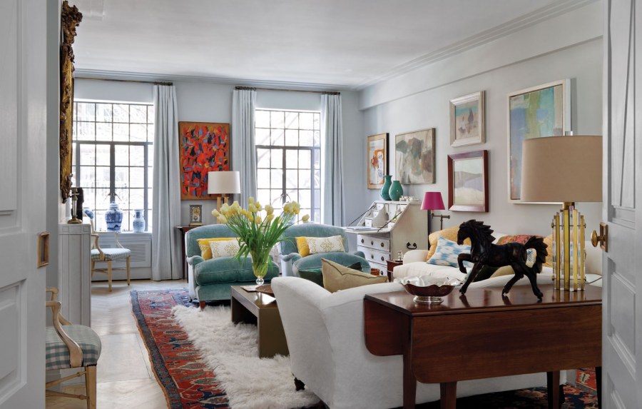 Уютная спальня с котом