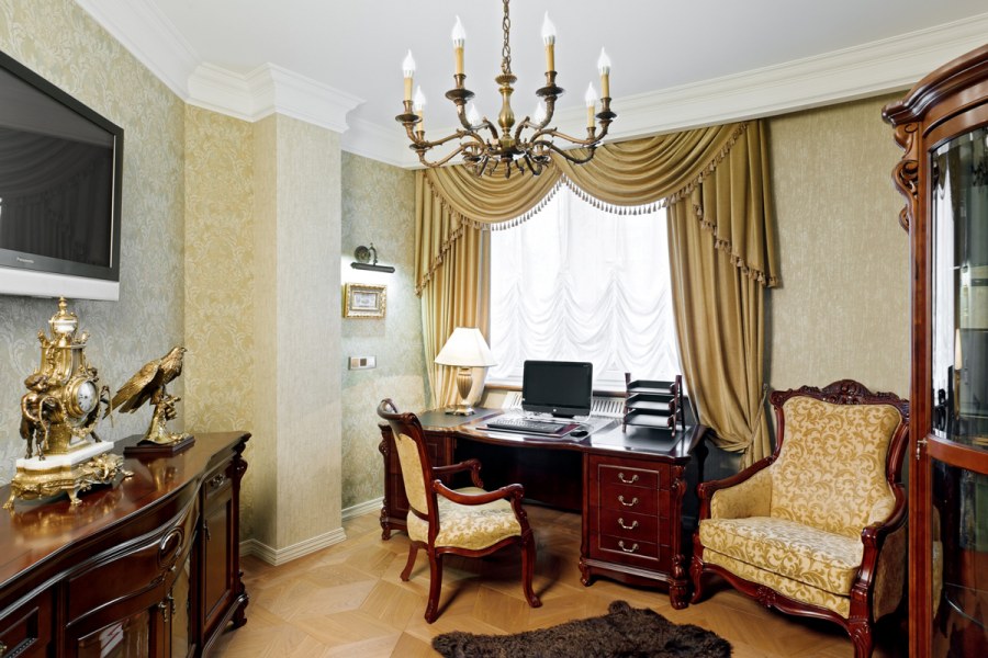 Декор стены в кабинете