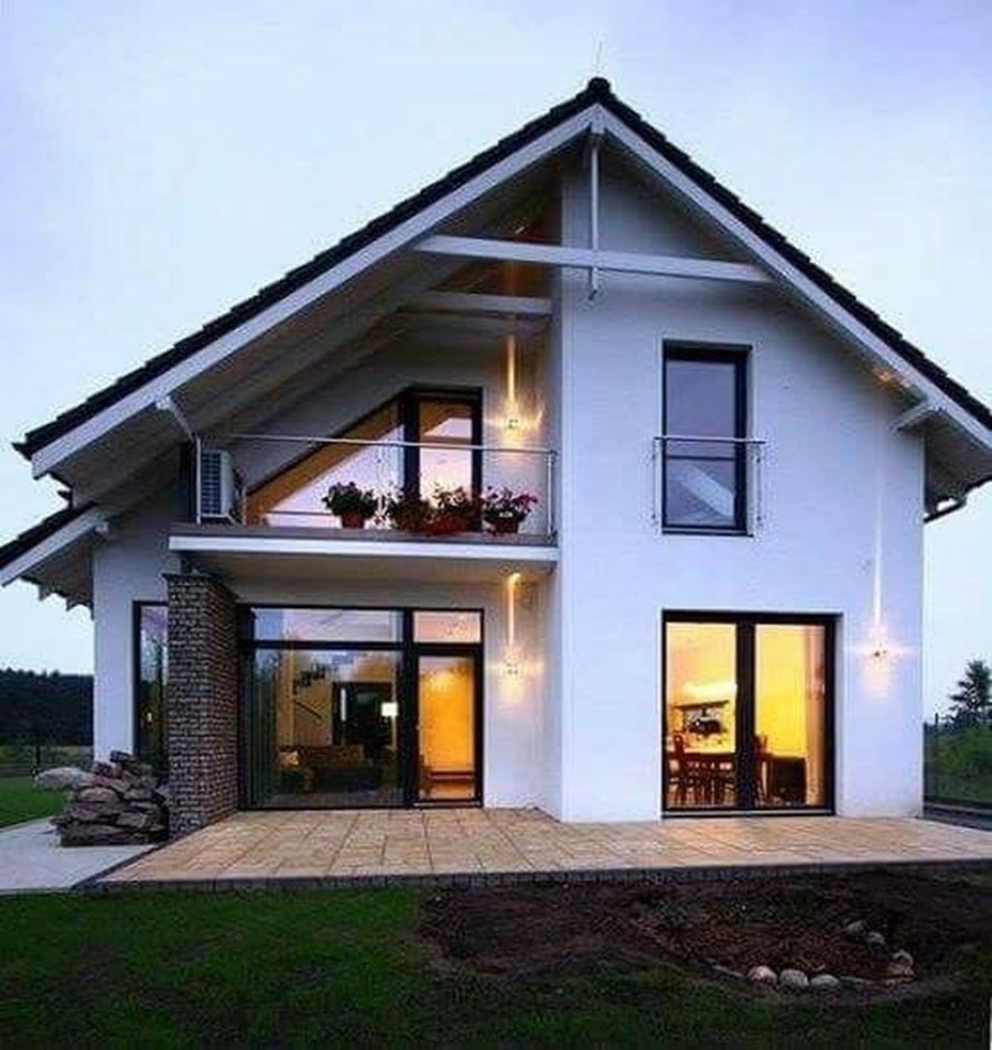 Красивый дом с двускатной крышей