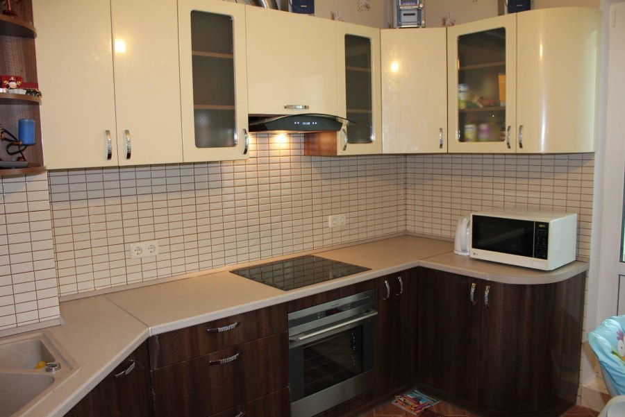 Коричневая столешница и светлые фасады