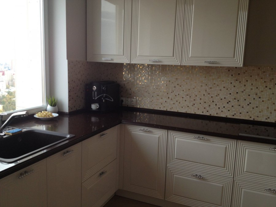 Кухни с темной столешницей и фартуком