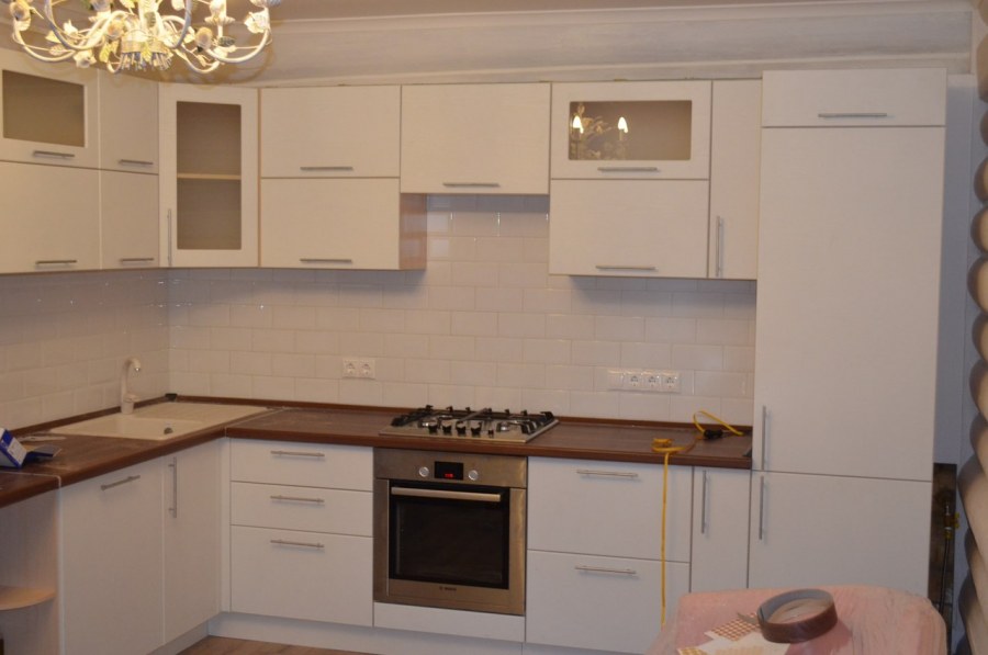 Кухня ваниль глянец столешница дерево