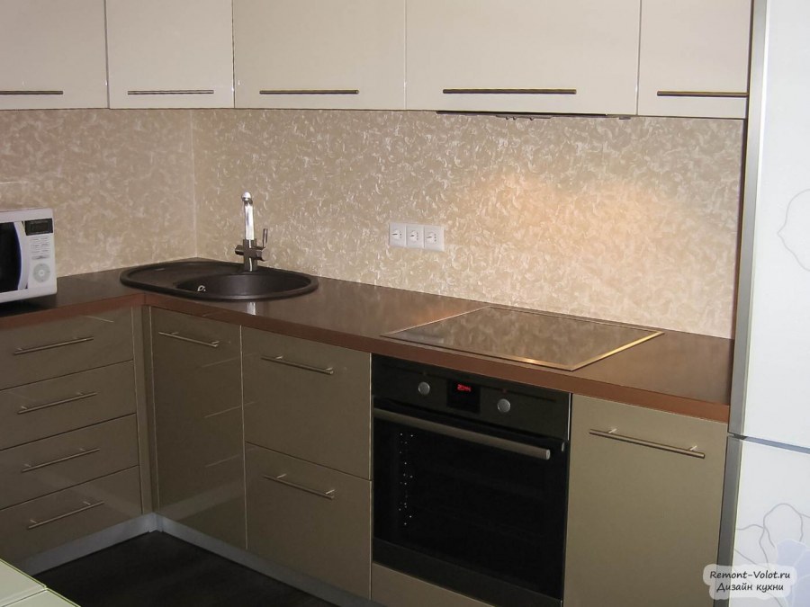 Бежевая столешница на кухне