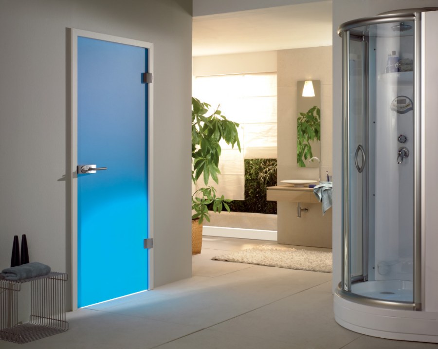 Белая дверь в ванную