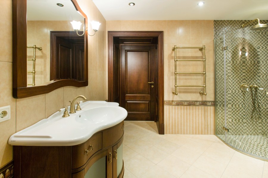 Дверь Инвизибл в ванной