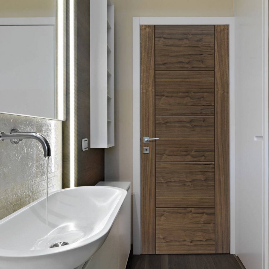 Дверь в ванную