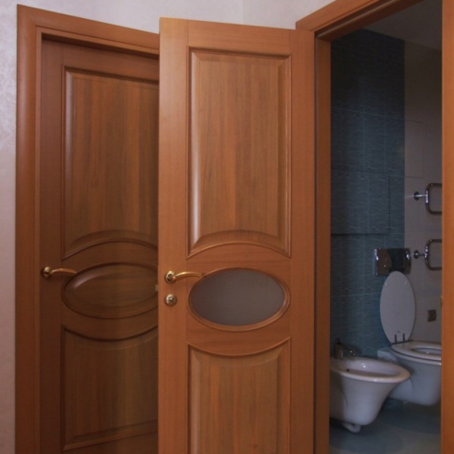 Узкая дверь в ванную