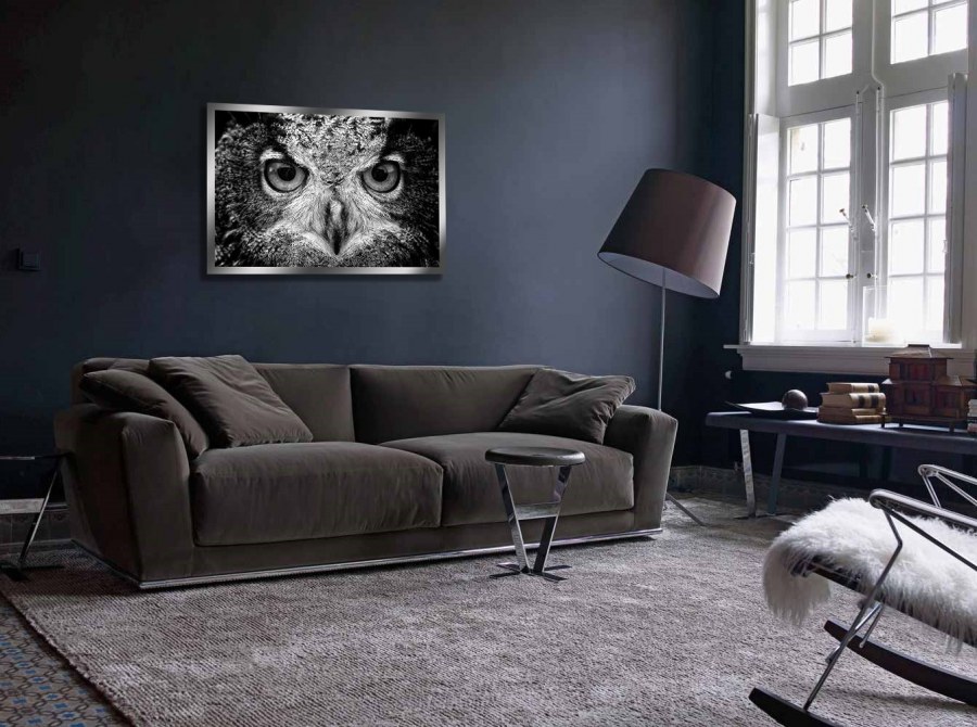 Темный интерьер с картиной