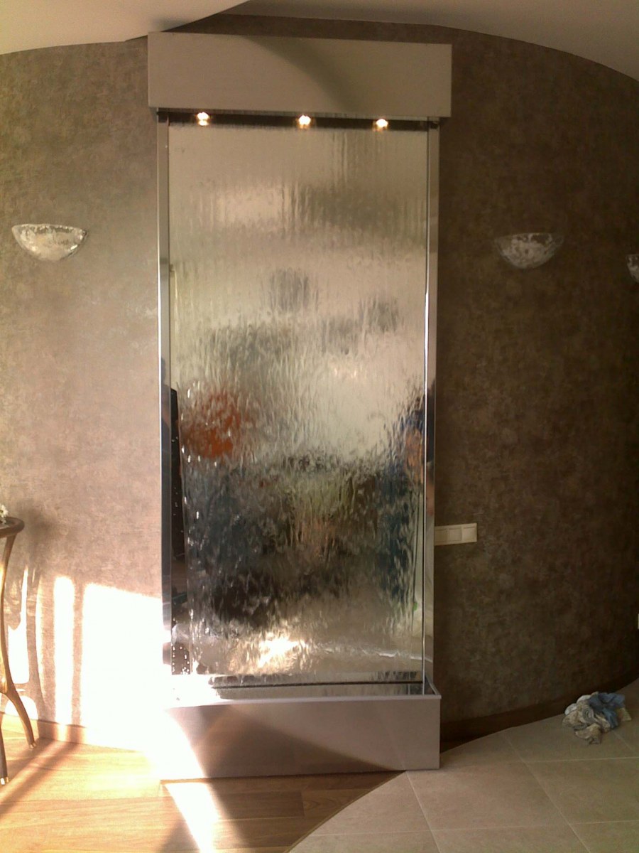 Водопад по стеклу