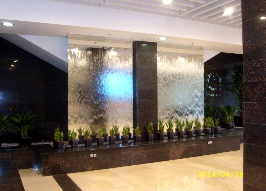 Искусственные водопады по стеклу