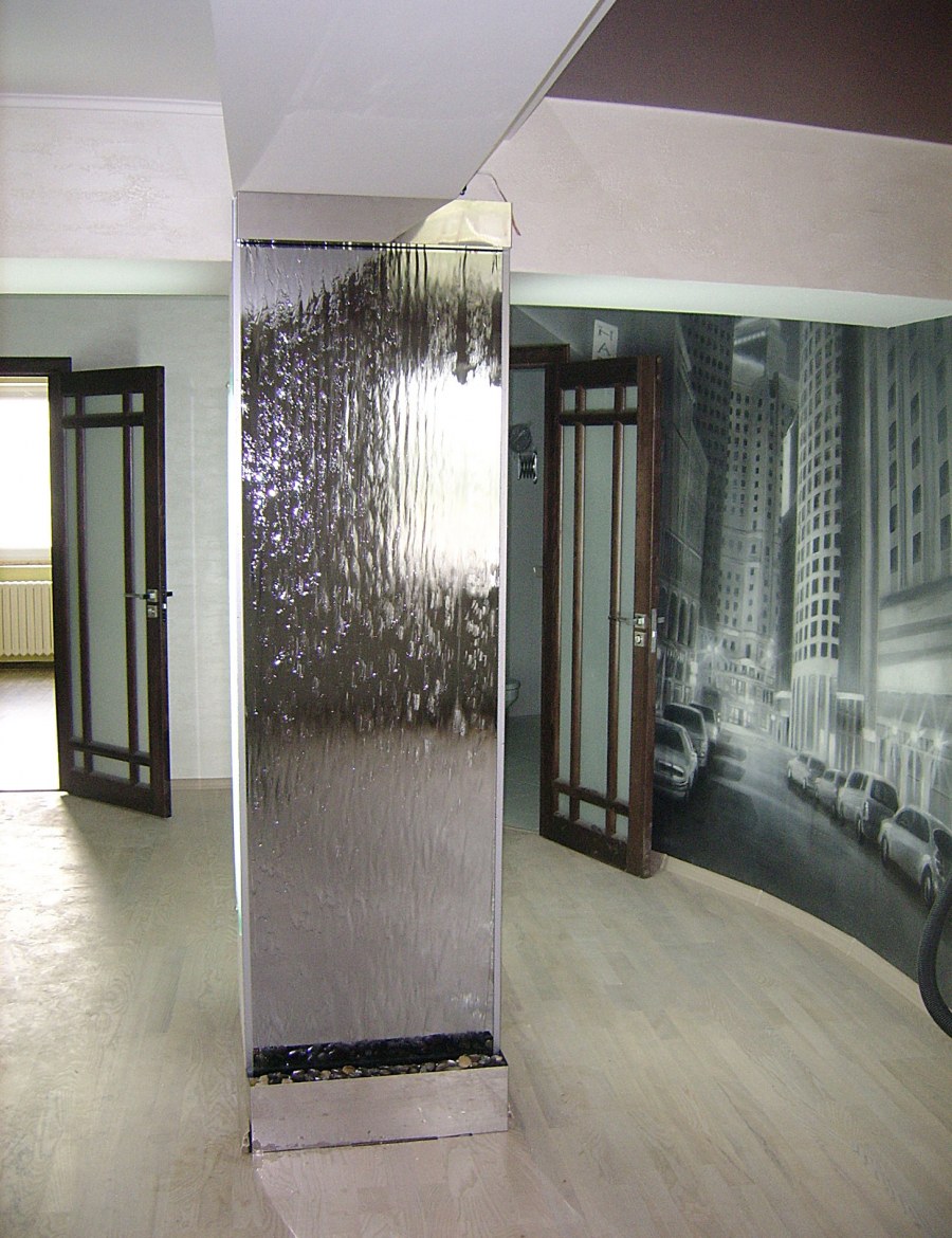 Интерьерный водопад по стеклу