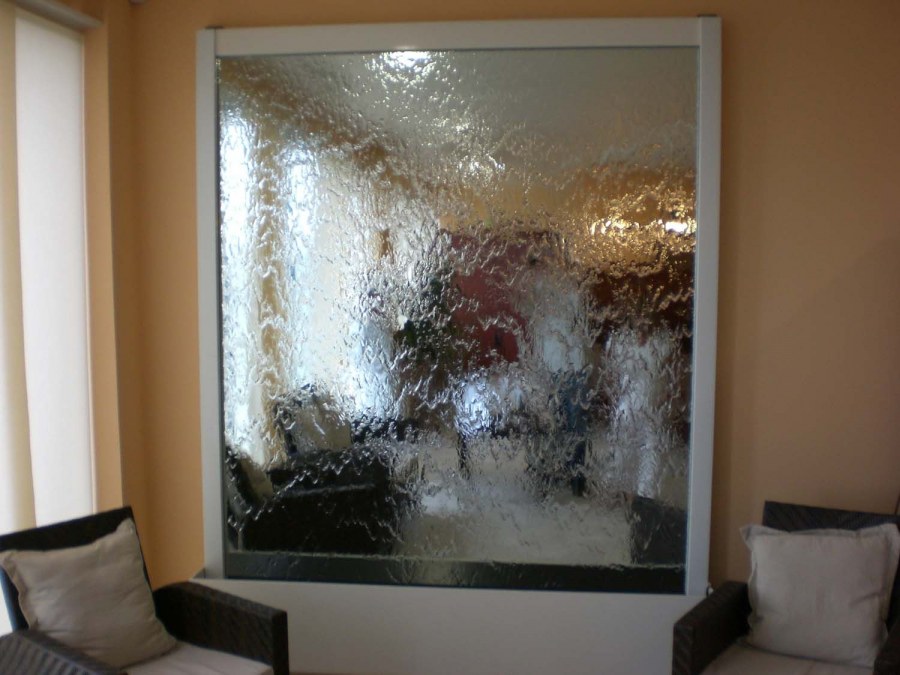 Настенный водопад по стеклу