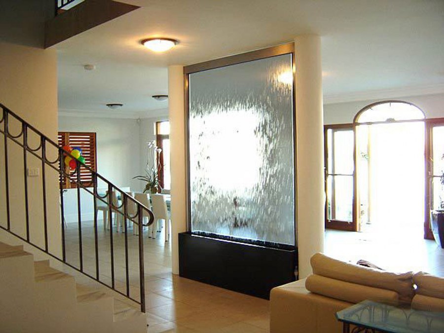 Интерьерный водопад по стеклу