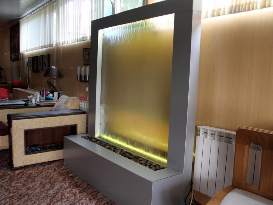 Водопад по стеклу с подсветкой