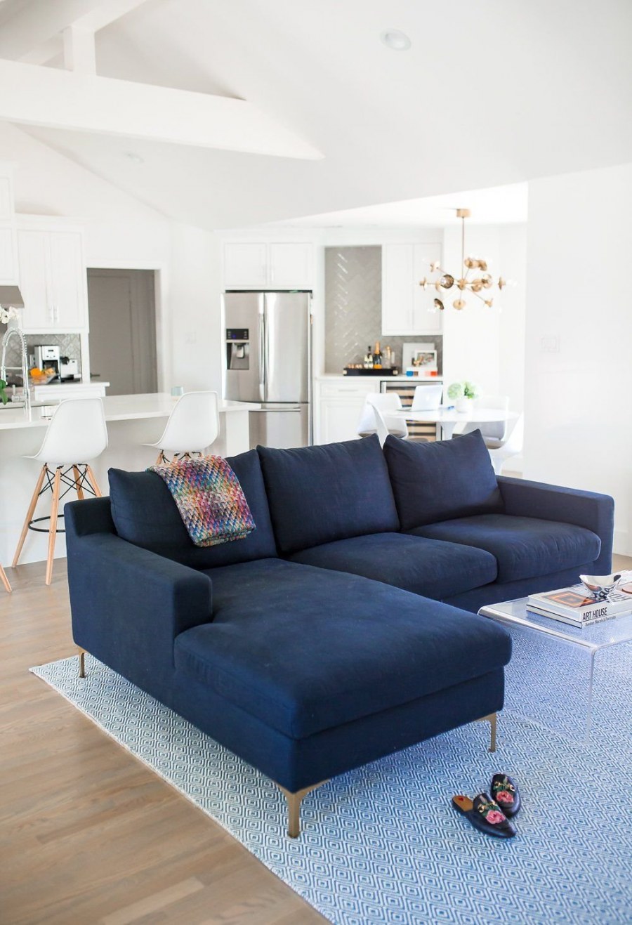Синий диван в интерьере