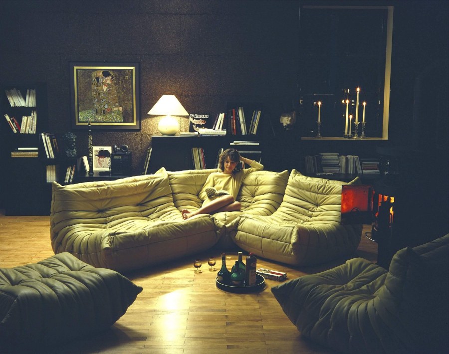 Желтый необычный диван