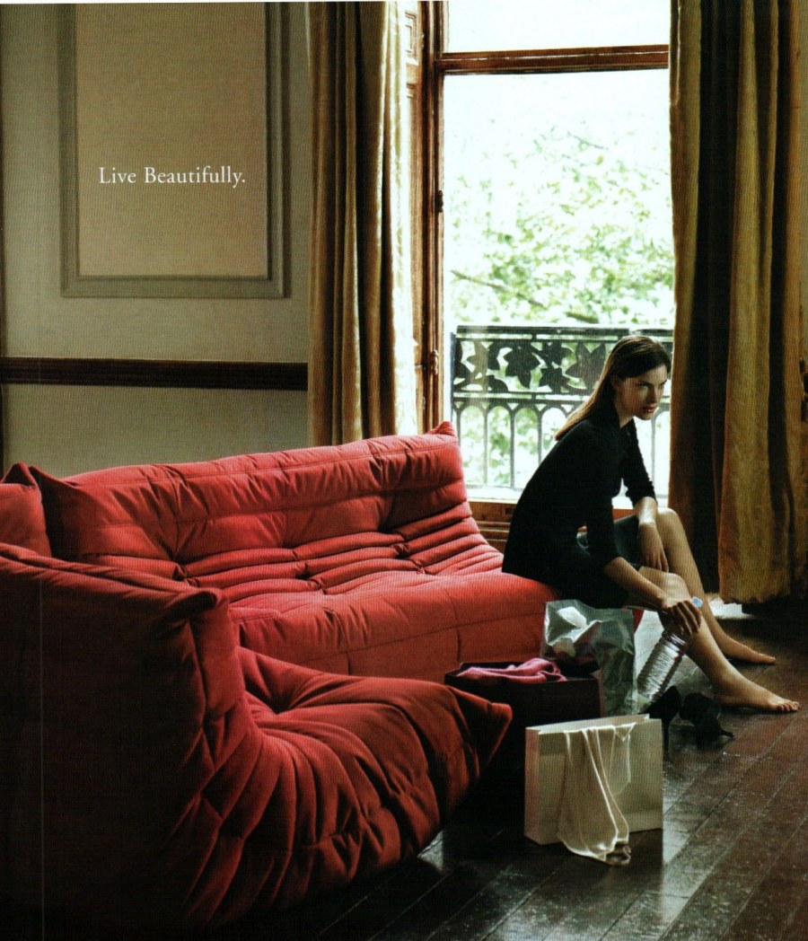 Коричневый диван в интерьере