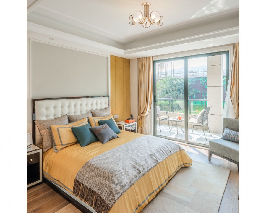 Спальня с желтыми акцентами