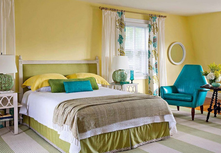 Желтые стены в спальне