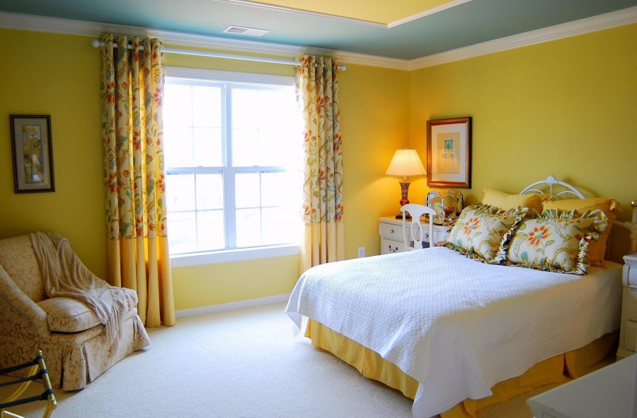 Диван у окна в гостиной интерьер