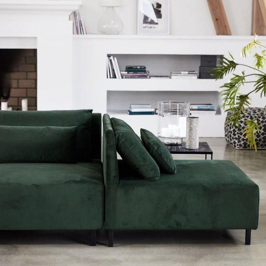 Красный диван в интерьере гостиной