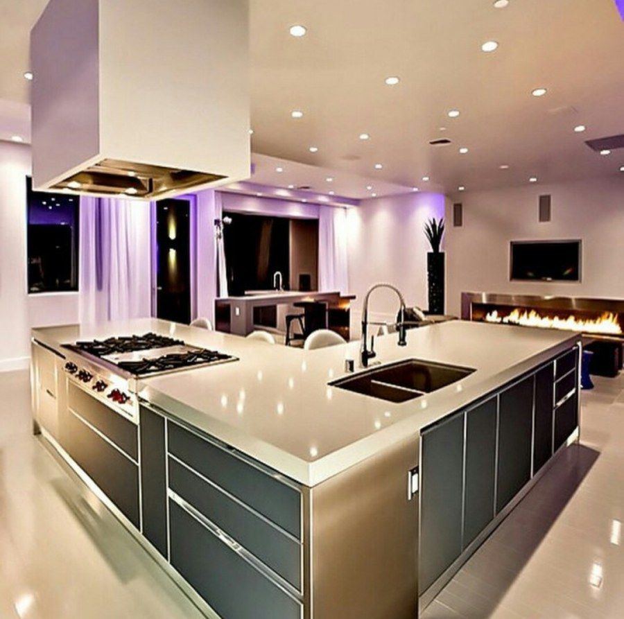 Кухня дорогая современная