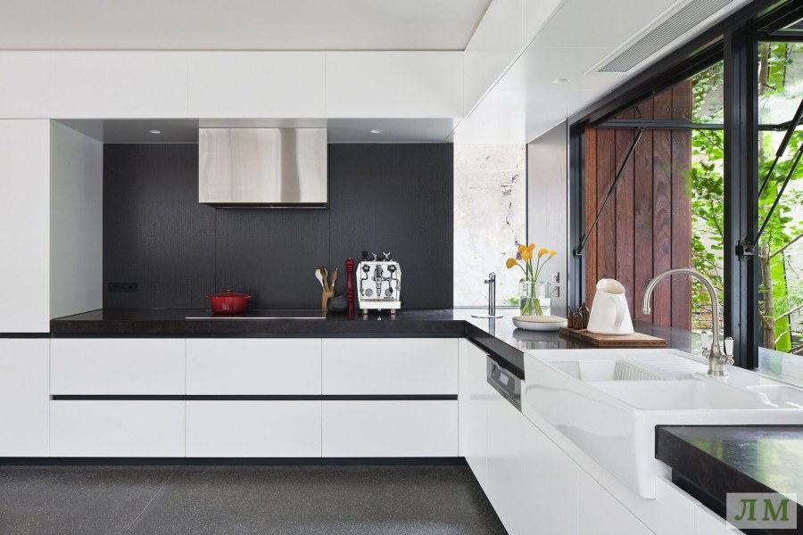 Шикарная кухня в темных тонах