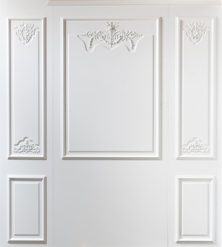 Белая стена с молдингами