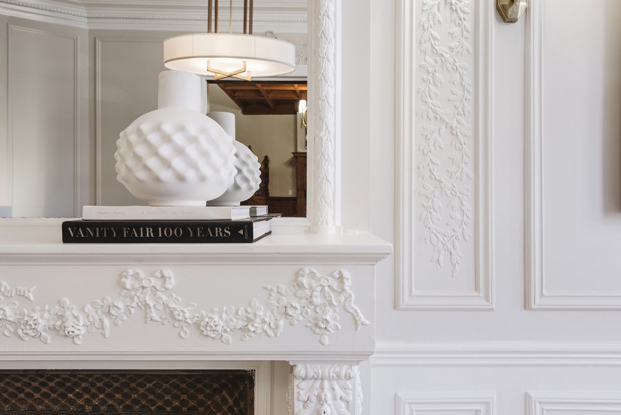 Белая стена с лепниной