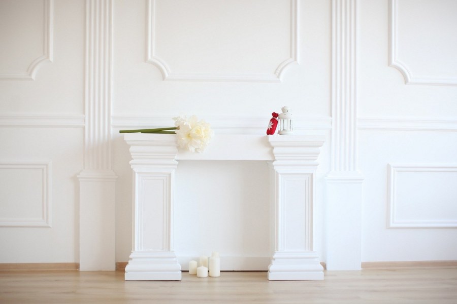 Белая стена с лепниной