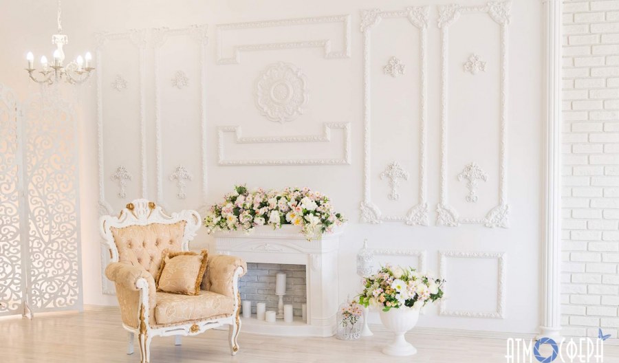 Стена с лепниной в фотостудии