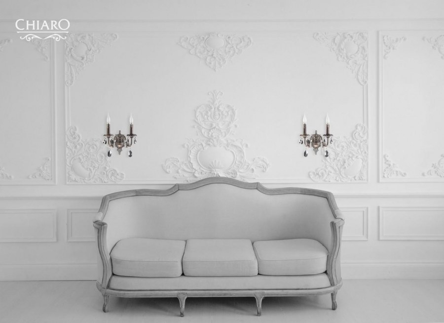 Белая стена с лепниной