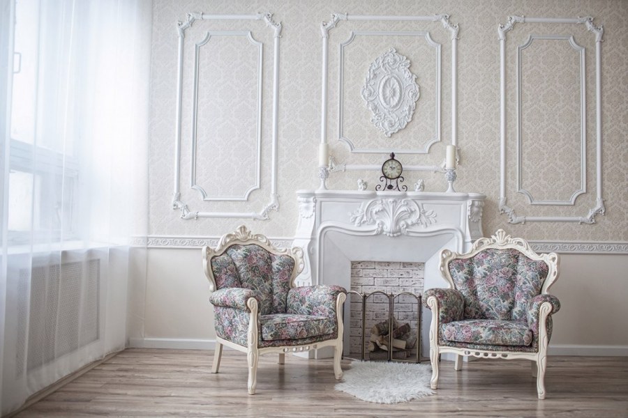 Белый интерьер с лепниной