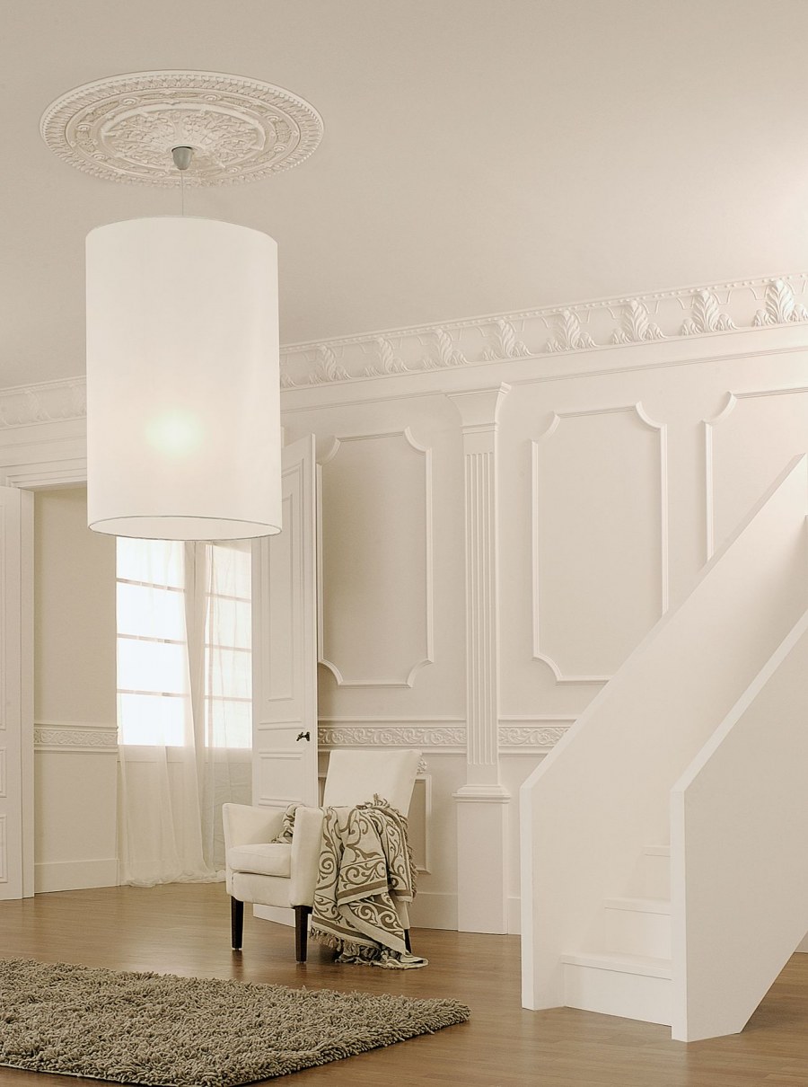 Белый интерьер с лепниной