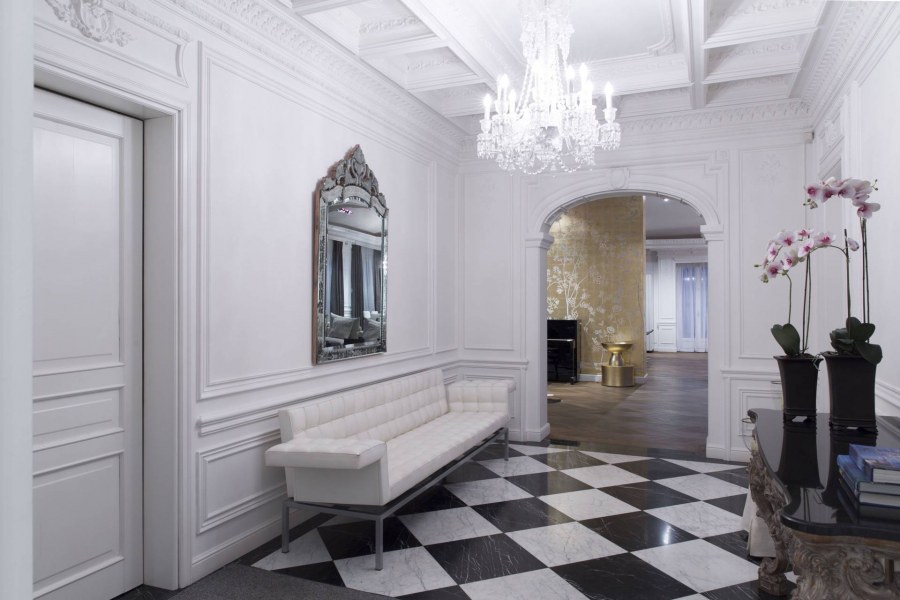 Лепнина в интерьере прихожей