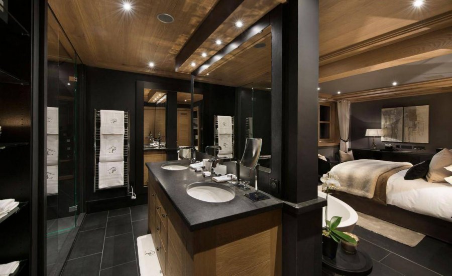 Современная гостиная с панорамными окнами