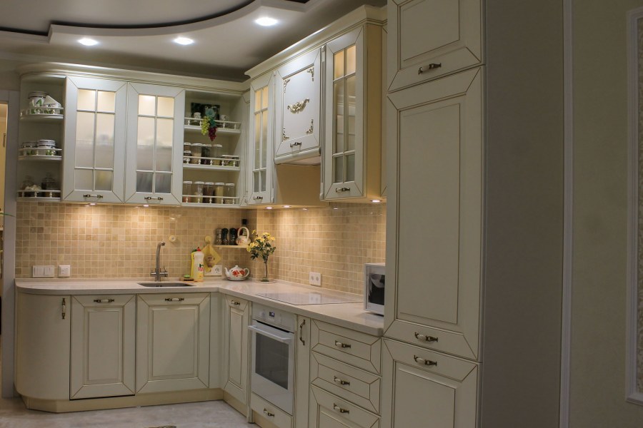 Классическая кухня под потолок
