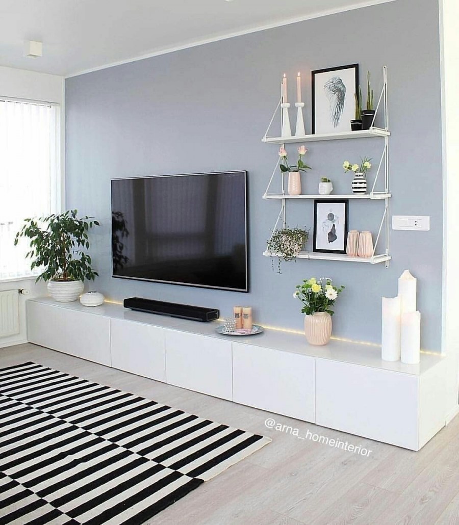 Полочки вокруг телевизора