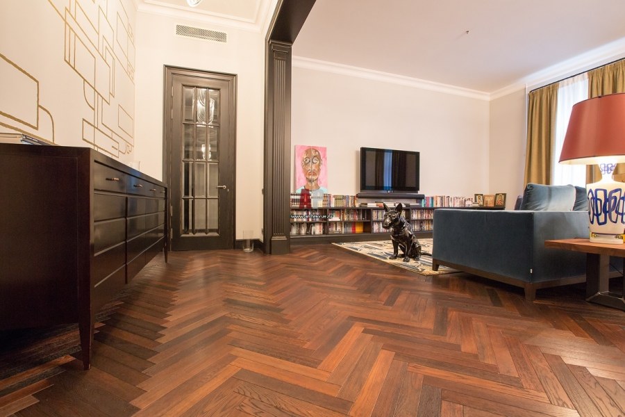 Интерьер гостиной с паркетом елочка