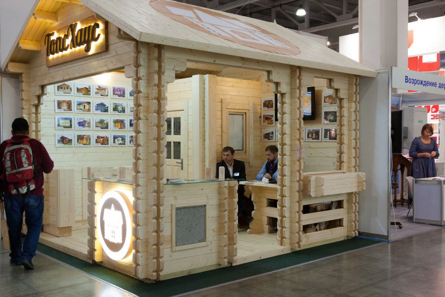 Выставка деревянных мини домиков