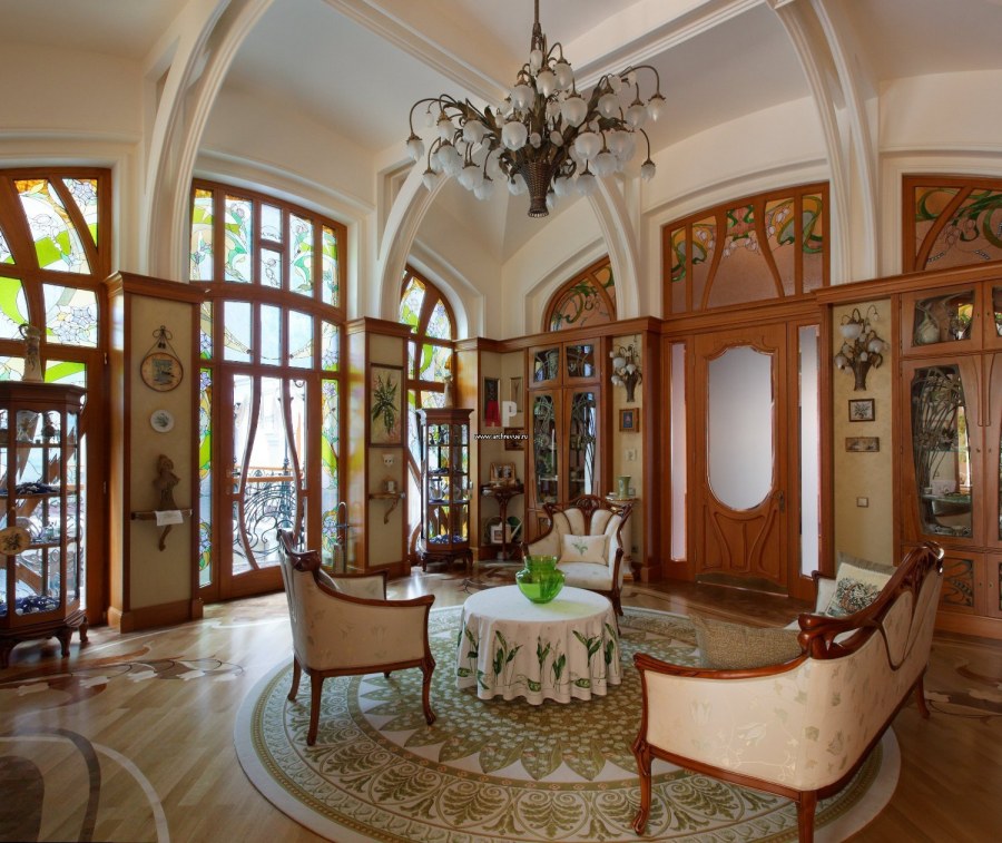 Гостиная в богатом доме с лестницей