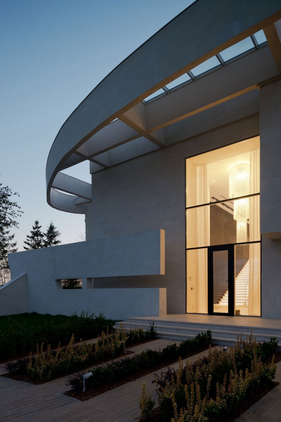 Двухэтажный дом с башенкой