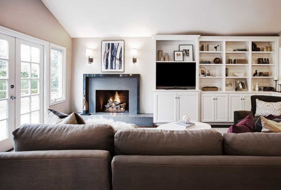 ТВ зона рядом с камином