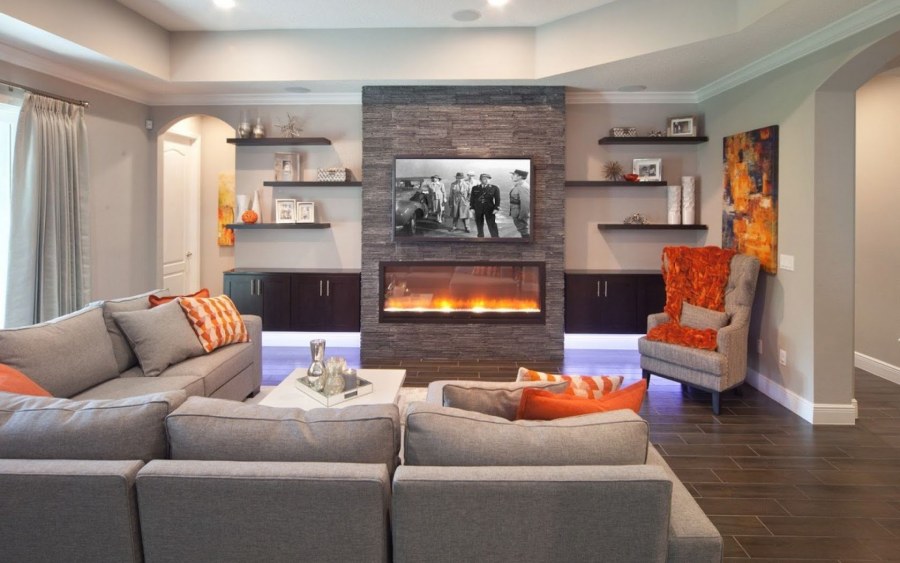 Диван и камин в гостиной